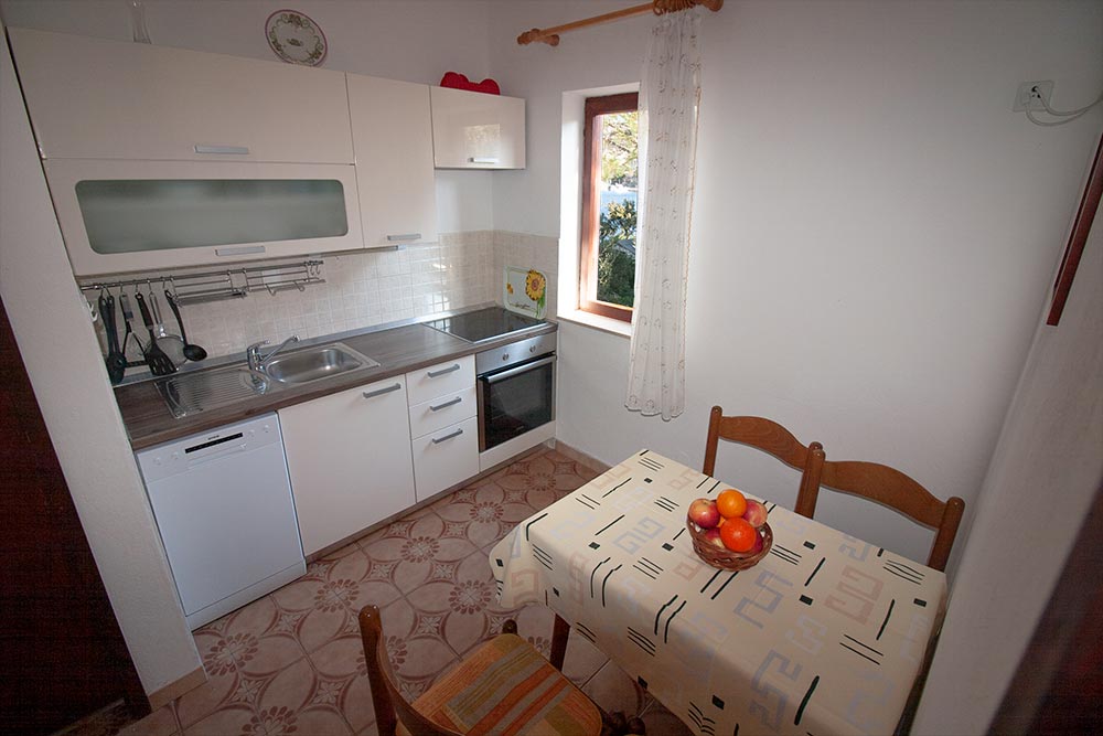 Kitchen with dining table in Apartment S2-B